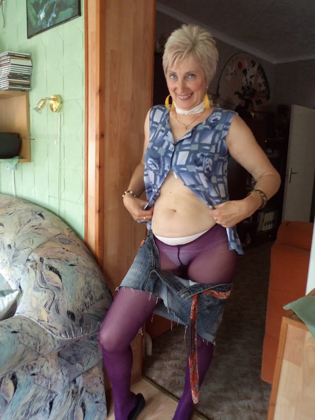 Nadine from Hungary poses for hubby #SnnkIqH8