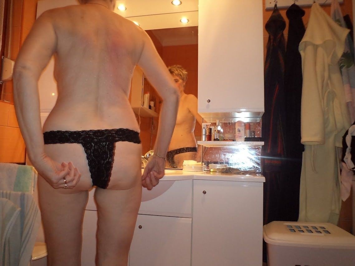 Nadine from Hungary poses for hubby #i3H51sYs